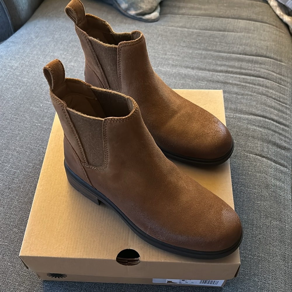 NEW with box Ugg Harrison Chelsea boot brandnew in box size 8 perfect condition